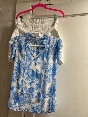 2 pc Express White High-Rise Pants sz M with Blue Floral Top sz M